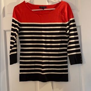 Sweater. Three quarter sleeves.